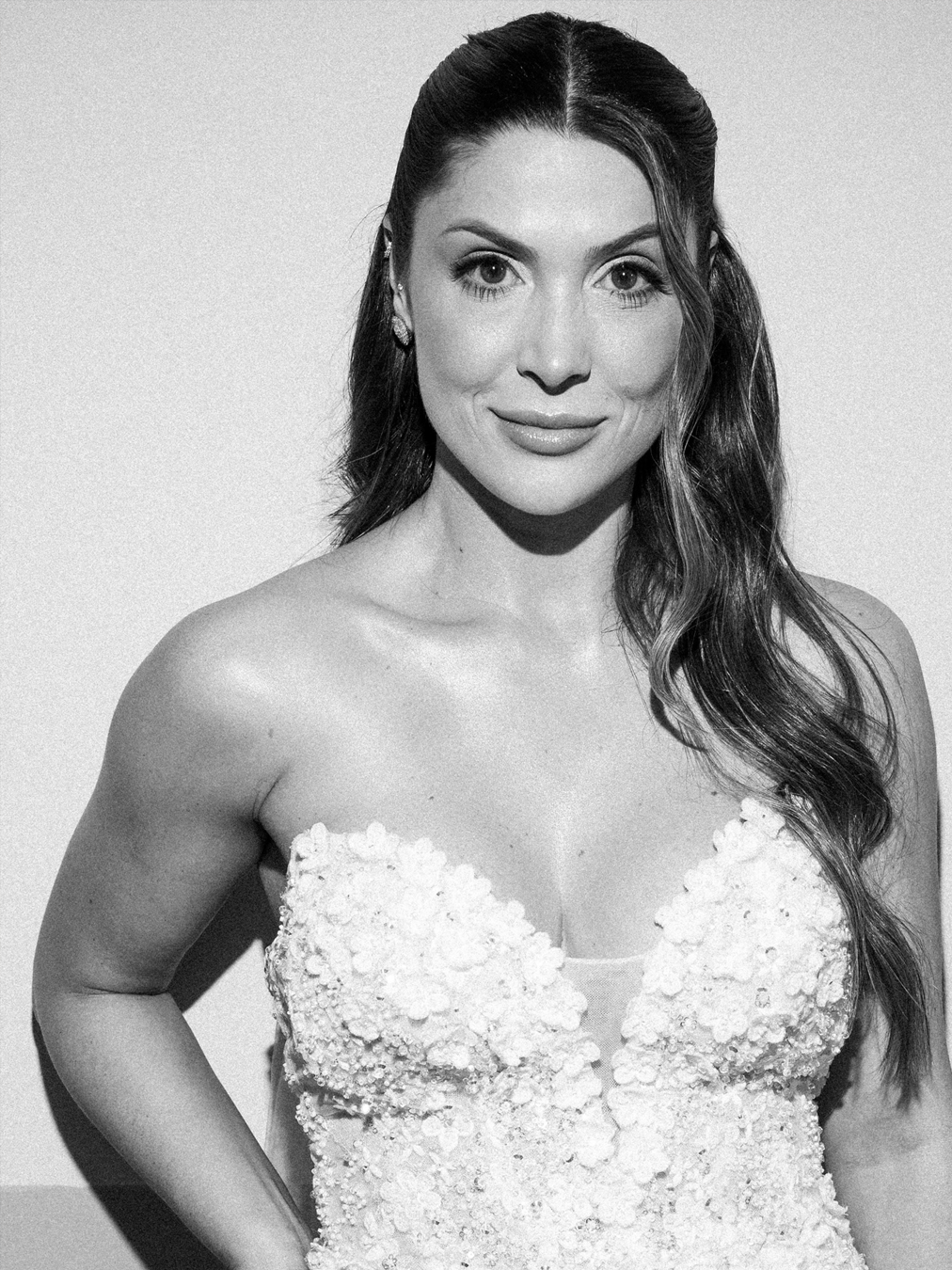 Retrato editorial em preto e branco de Júlia de Cesaro